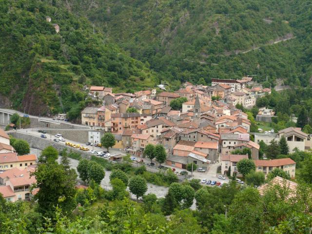 aint-Sauveur-sur-Tinée - Vue d'ensemble depuis la route de Roubion