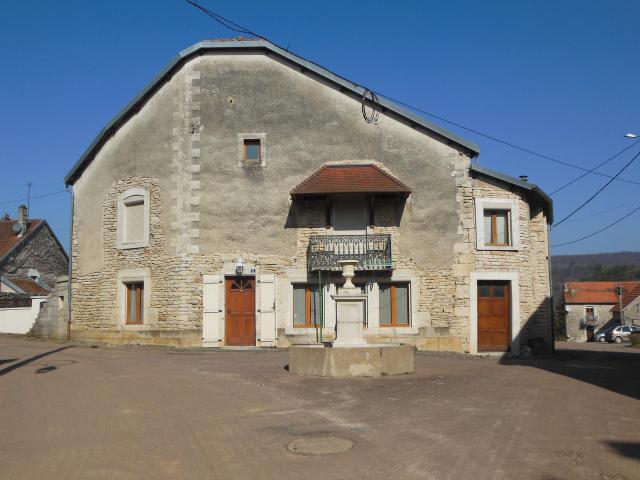 Photographie de la fontaine de la Rue des Charrières, à Rivière-les-Fosses.
