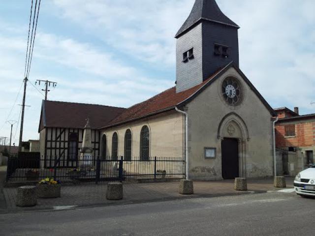 Monument aux Morts et Église de Moëslains, France