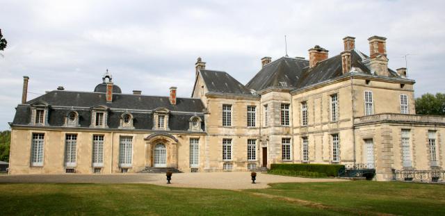 ce château a été habité par Voltaire et Mme du Châtelet entre 1734 et 1749