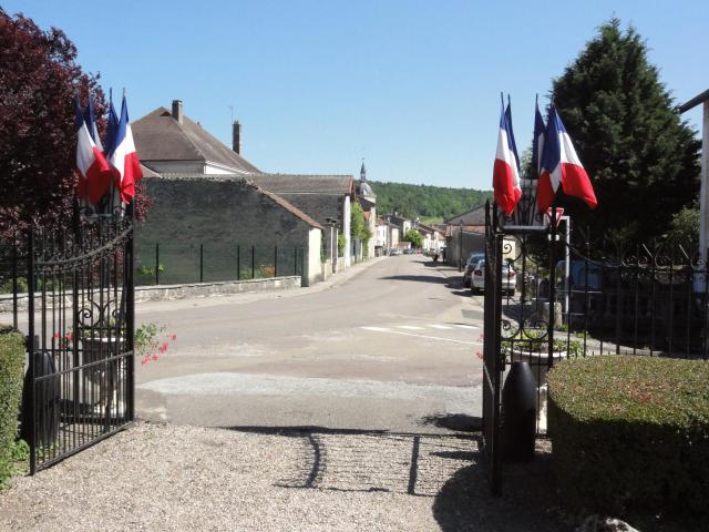 Doulaincourt, Avenue du Mal de Lattre Tassigny, vue du monument aux morts
