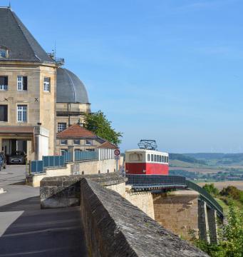 Remparts de Langres et ancien funiculaire qui reliait la gare SNCF située dans la plaine et le centre ville situé 132 m plus haut, Haute…