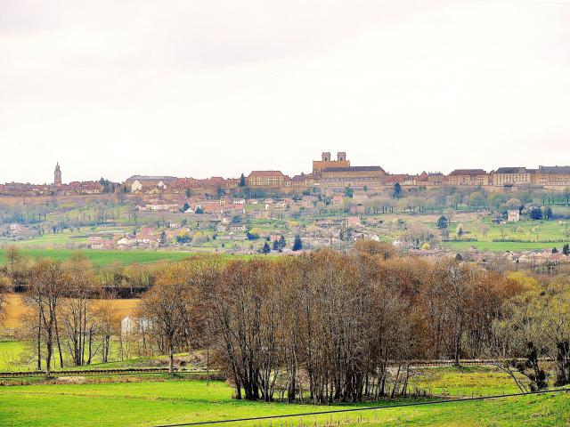 Ville de Langres, vue du lac de la Liez.