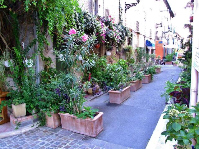 Une rue de Mouans-Sartoux (Alpes-Maritimes, France).