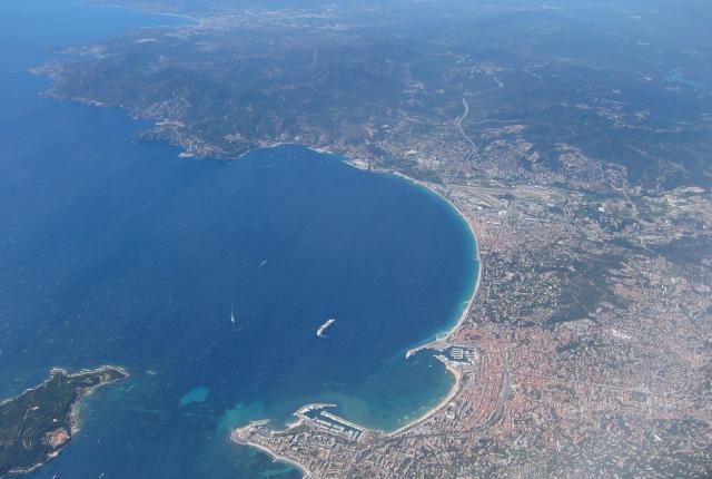 Vue aérienne de la baie de Cannes, France. Le Massif de l’Esterel est visible au fond.