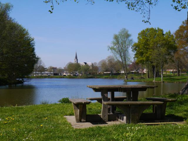 Le plan d'eau du Mûrier et l'église Saint-Nicolas.