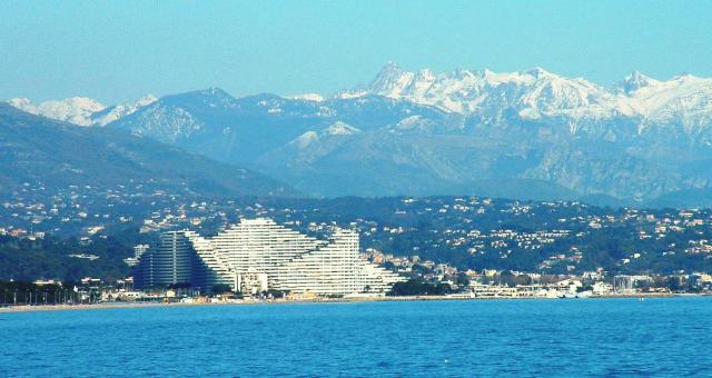 Villeneuve-Loubet - Marina Baie des Anges et la massif du Mercantour en hiver