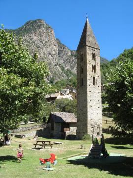 Isola (Alpes-Maritimes) : le clocher roman du XIIème siècle, vestige de l'ancienne église Saint-Pierre aujourd'hui disparue.