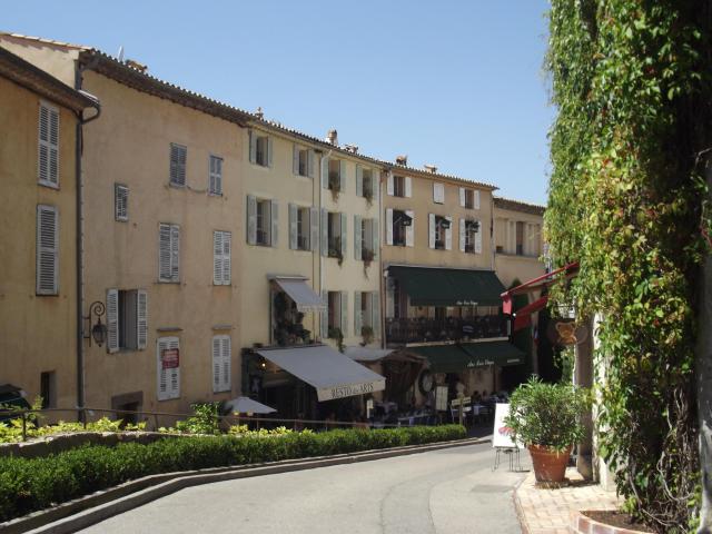 Rue du Maréchal Foch dans le vieux-village de Mougins (Alpes-Maritimes)