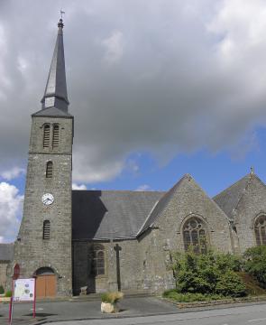 Église saint-Crépin et Saint-Crépinien de Larchamp (53). Clocher et flanc sud.