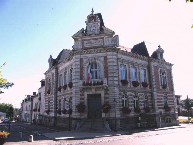 Front entrance view of Ernee Hotel de Ville