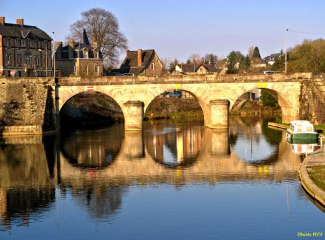 Les reflets du vieux pont dans la lumière du soir