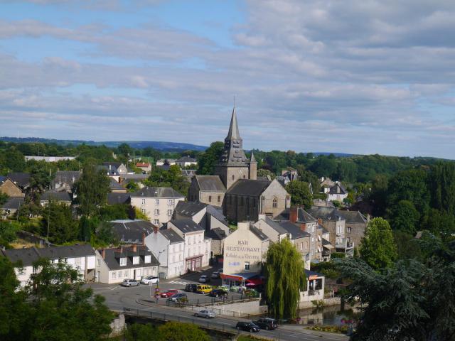 L'église Notre-Dame et le bas du bourg vue de la mairie.