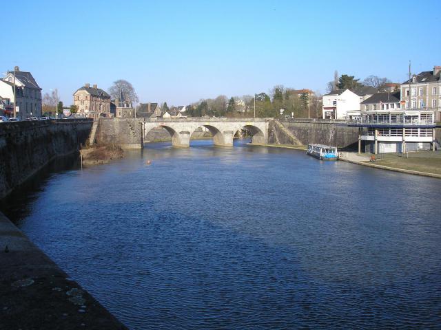 La Mayenne et le pont Mac Racken à Mayenne (Pays de la Loire, France).