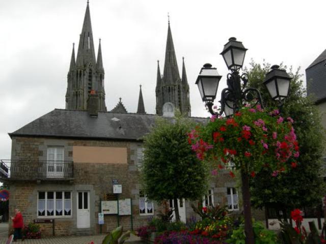 Le lieu de l'apparition représenté sur le toit de la maison.