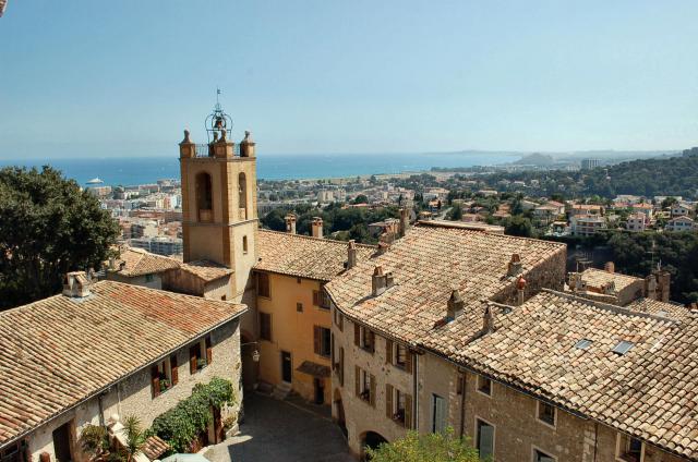 The vieux village de Haut-de-Cagnes vu du château - ISO code FR-PR-AM(06)
