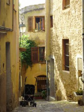 Poussette oubliée dans une ruelle, haut de Cagnes