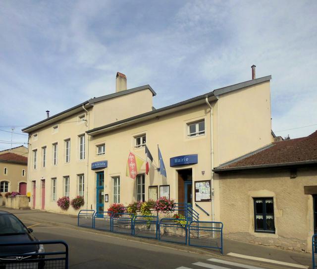 La mairie et l'école maternelle de Favières