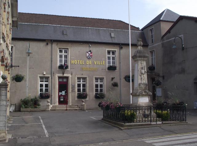 L'Hôtel de Ville et le monument aux Morts à Ecrouves.