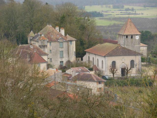 Photographie de l'église Saint-Pierre (XIIIe-XVIIIe s) et du château (XIVe s) de Boucq (54), depuis le Bois de la Reine.