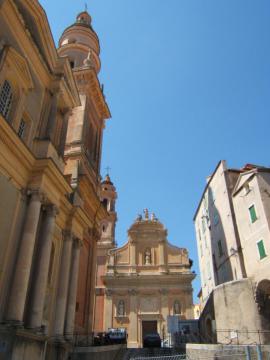 À gauche de la photo, la façade de style baroque de la basilique Saint-Michel-Archange (consacrée en 1675) au cœur de la vieille ville de…