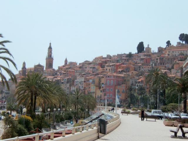 La magnifique ville de Menton, dans les Alpes-Maritimes, vue de l'avenue "Porte de France".