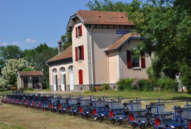 L'ancienne gare de Magnières en Meurthe-et-Moselle, avec les draisines au premier plan