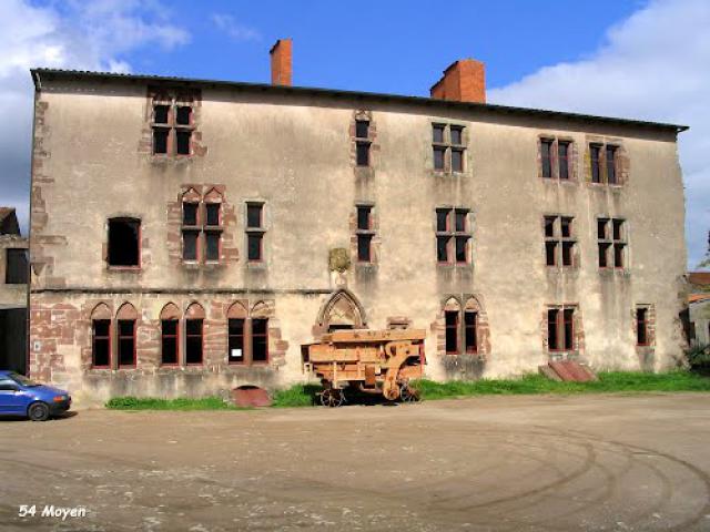 54 Moyen - Maison forte