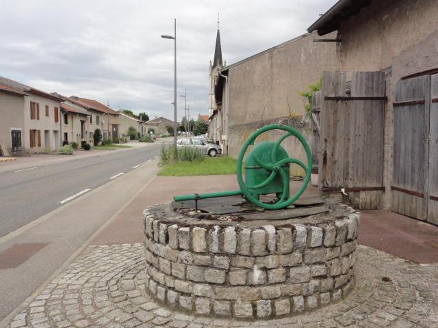 Buissoncourt (M-et-M) pompe, rue principale
