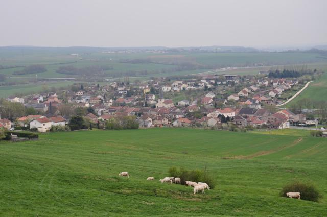 Le village de Bainville-sur-Madon en Meurthe-et-Moselle, vu depuis le plateau de Pont-Saint-Vincent