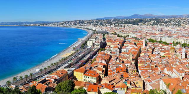 Vue panoramique de la vieille ville et de la Promenade des Anglais à Nice, sur la Côte d’Azur (Alpes-Maritime, Provence-Alpes-Côte d’Azur, France), du château (vers l’ouest).