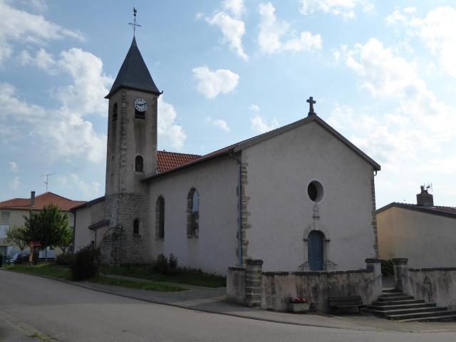 Église de l'Assomption (XVIIIème siècle) et sa tour romane du XIIème siècle à Agincourt près de Nancy en Lorraine.