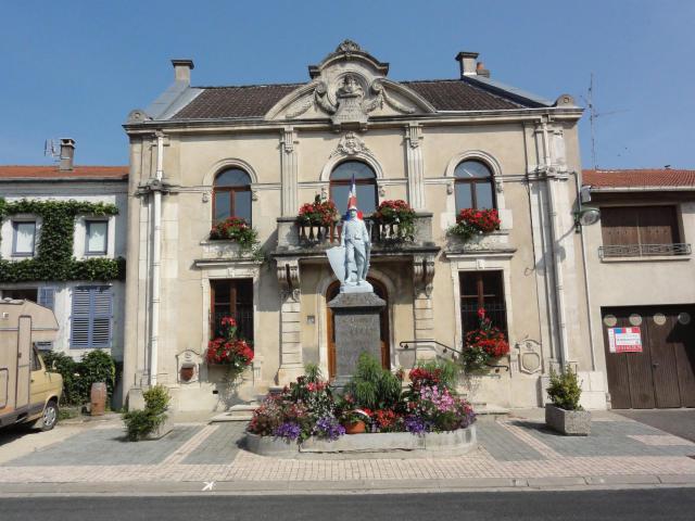 Lucey (Meurthe-et-M.) mairie et monument aux morts