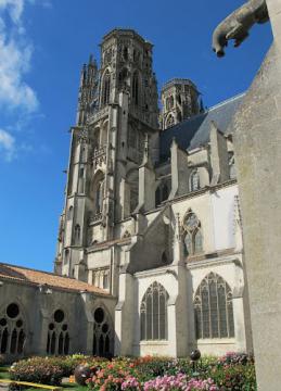 Toul, la Cathédrale St Etienne depuis le Cloître