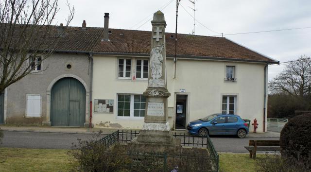 Mairie et monument aux morts de Tremblacourt.