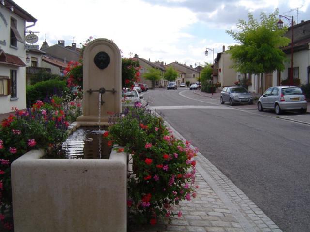 Villey St Etienne, fontaine rue de Liverdun