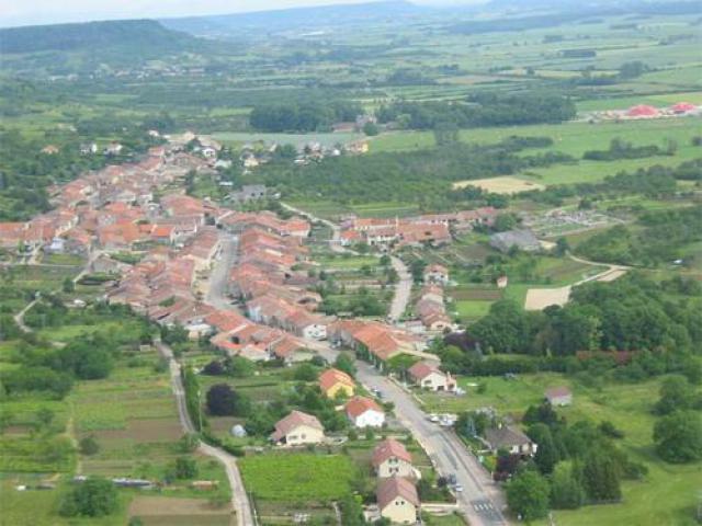 Bulligny (au fond, le cirque Kinos)