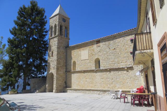 Village d'Ascros (Alpes-Maritimes) : église romane sur la Place du Château
