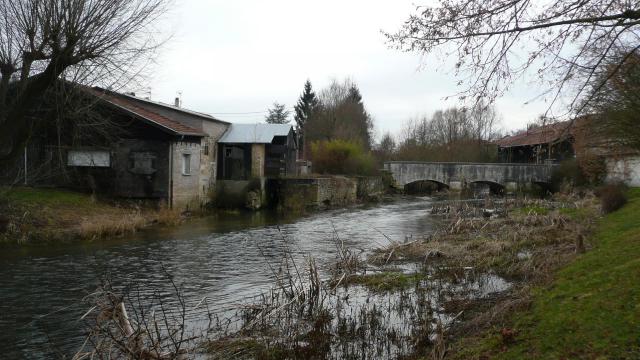 L'ancienne scierie et le pont sur le ruisseau d'Esch.