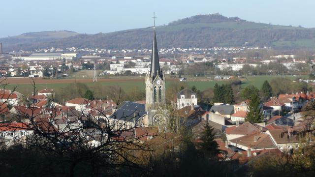 Panorama de Jézainville. Au fond, la butte de Mousson.
