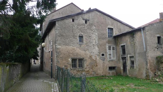 Maison renaissance située derrière la mairie en bordure de la ruelle reliant la grande rue et la rue du saule.
