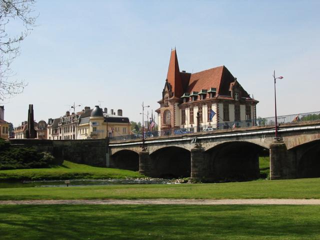 Hôtel de ville de Baccarat Commune de Meurthe-et-Moselle Au premier plan, la Meurthe Photographie personnelle, prise le 4 mai 2006