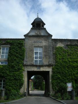 Porche sur le site de l'ancien château de Ludres (détruit) avec les armoiries de la famille de Ludres (Meurthe-et-Moselle)