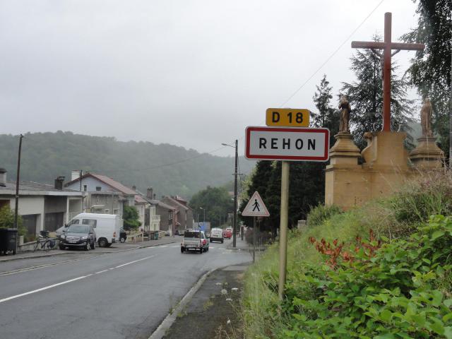 Réhon (Meurthe-et-M.) city limit sign and calvary