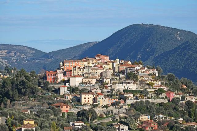 Vue du village de Falicon depuis la route de l’Aire Saint-Michel.