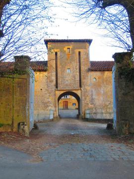 Entree chateau Colmey
