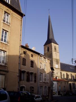 l'église de Vezelise avec son clocher tors