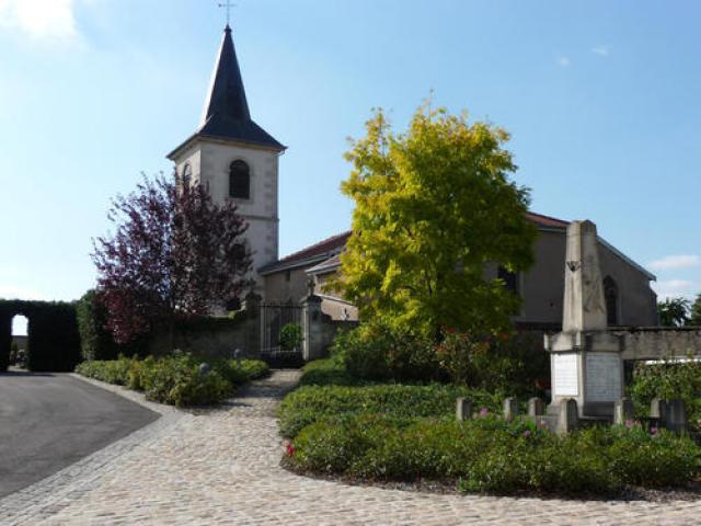 Église et monument aux morts place de la mairie
