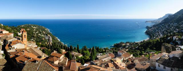 La baie de Roquebrune, vue depuis le château. Monaco sur la droite.