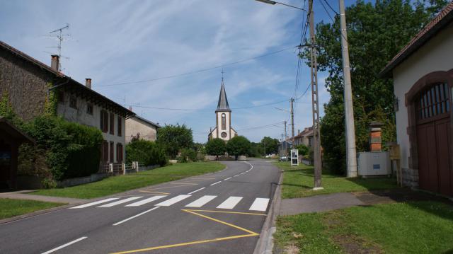 centre du village, église et fontaine.